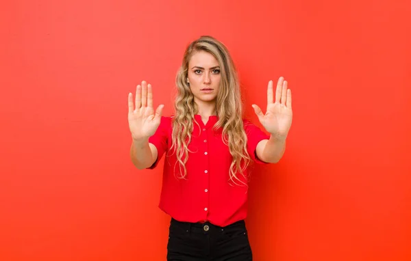 Giovane Donna Bionda Che Sembra Seria Infelice Arrabbiata Scontenta Proibendo — Foto Stock