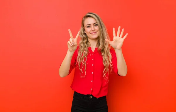 Jonge Blonde Vrouw Glimlachen Kijken Vriendelijk Tonen Nummer Zeven Zevende — Stockfoto