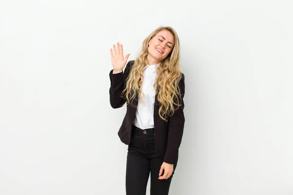 Jovem Loira Sorrindo Feliz Alegremente Acenando Mão Acolhendo Cumprimentando Você — Fotografia de Stock