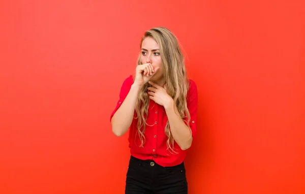 Genç Sarışın Kadın Boğaz Ağrısı Grip Belirtileri Gösteriyor Ağzı Kırmızı — Stok fotoğraf