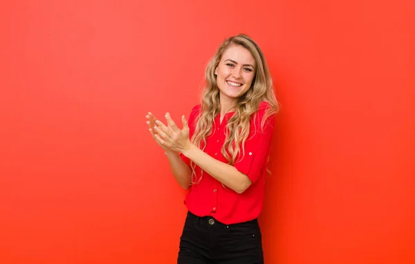 Giovane Donna Bionda Sorridente Amichevole Mostrando Numero Due Secondo Con — Foto Stock