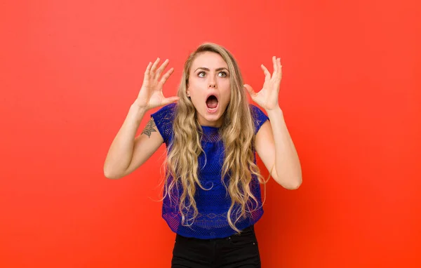 Giovane Donna Bionda Che Urla Con Mani Alto Sente Furiosa — Foto Stock