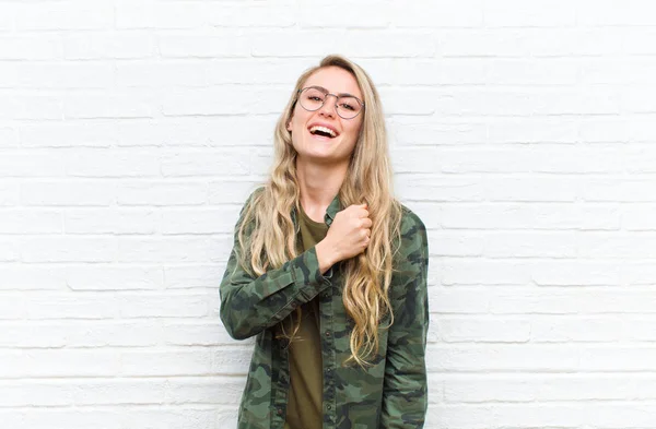 Young Blonde Woman Feeling Happy Positive Successful Motivated Facing Challenge — ストック写真