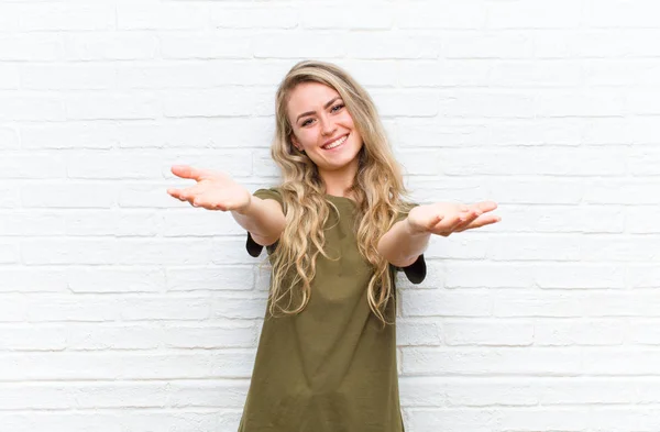 Young Blonde Woman Smiling Cheerfully Giving Warm Friendly Loving Welcome — Stock Photo, Image