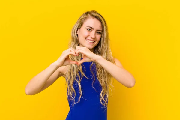 Ung Blond Kvinna Ler Och Känner Sig Lycklig Söt Romantisk — Stockfoto