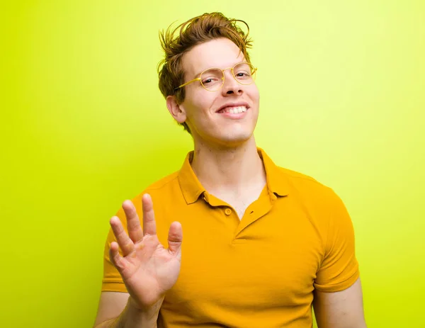 Jovem Homem Cabeça Vermelha Sorrindo Feliz Alegremente Acenando Mão Recebê — Fotografia de Stock