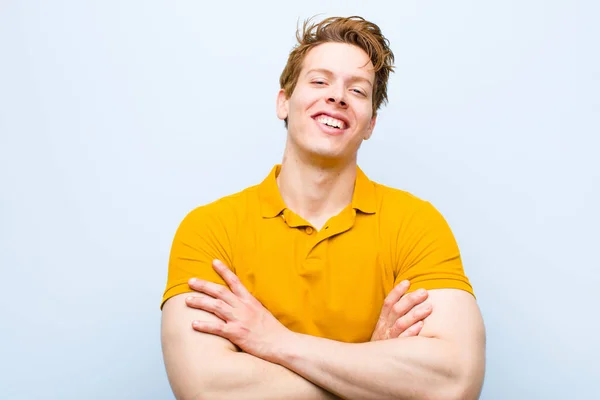 Jovem Cabeça Vermelha Homem Olhando Como Feliz Orgulhoso Satisfeito Realizador — Fotografia de Stock