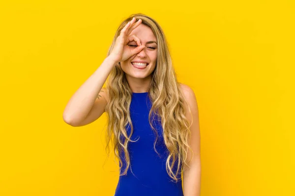 Jovem Loira Sorrindo Alegremente Com Cara Engraçada Brincando Olhando Através — Fotografia de Stock