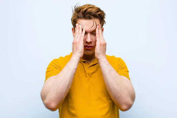 Jeune Homme Tête Rouge Regardant Stressé Frustré Travaillant Sous Pression — Photo