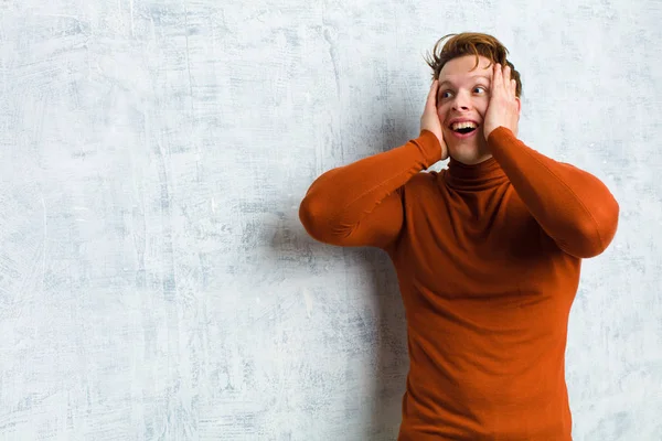 Jonge Rode Kop Man Zich Gelukkig Opgewonden Verrast Voelen Kijken — Stockfoto