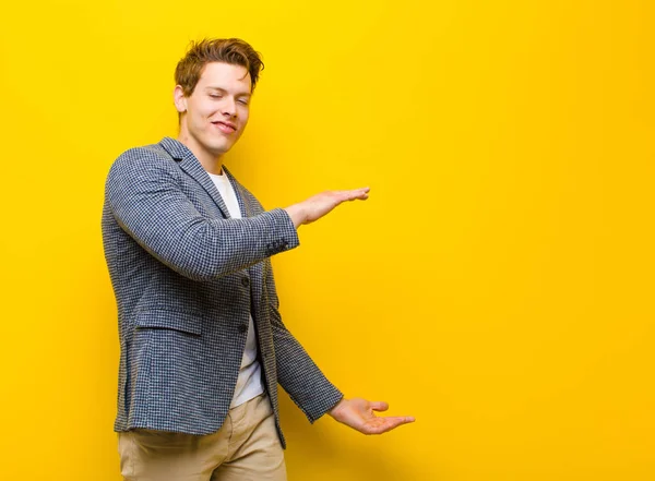 Joven Cabeza Roja Hombre Sonriendo Sintiéndose Feliz Positivo Satisfecho Sosteniendo — Foto de Stock