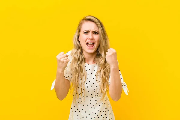 Giovane Donna Bionda Urlando Aggressivamente Con Espressione Arrabbiata Con Pugni — Foto Stock