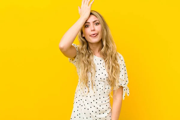 Young Blonde Woman Raising Palm Forehead Thinking Oops Making Stupid — Stock Photo, Image