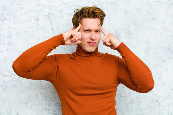 Mladý Rudý Muž Vážným Soustředěným Vzhledem Brainstorming Přemýšlením Náročném Problému — Stock fotografie