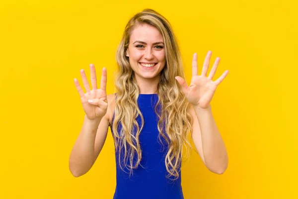 Jonge Blonde Vrouw Glimlachen Kijken Vriendelijk Tonen Nummer Negen Negende — Stockfoto