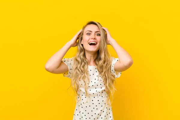 Jonge Blonde Vrouw Het Verhogen Van Handen Het Hoofd Open — Stockfoto