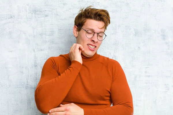 Joven Hombre Pelirrojo Sintiéndose Estresado Frustrado Cansado Frotando Cuello Doloroso —  Fotos de Stock