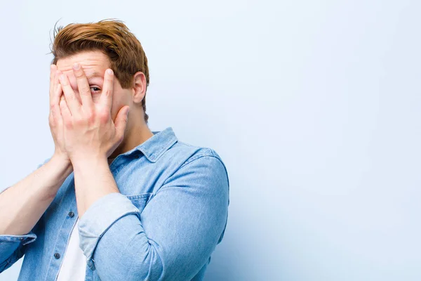 Joven Cabeza Roja Hombre Cubriendo Cara Con Las Manos Mirando — Foto de Stock