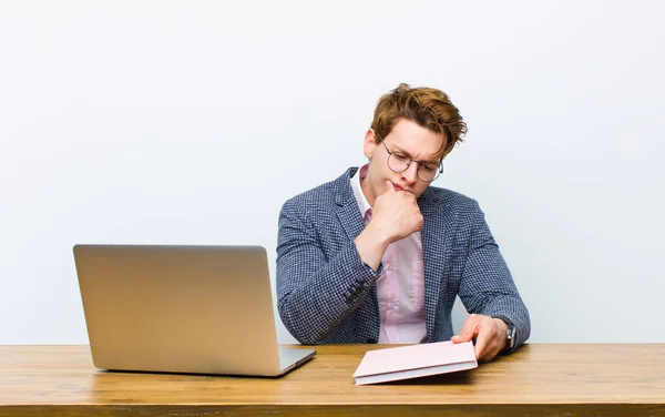 Joven Hombre Negocios Pelirrojo Trabajando Escritorio Con Libro — Foto de Stock