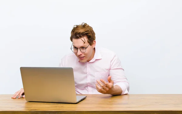 Junger Geschäftsmann Mit Rotem Kopf Arbeitet Seinem Schreibtisch — Stockfoto