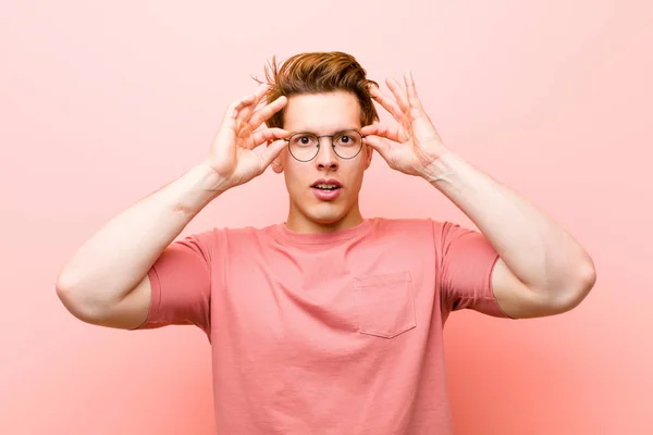 Joven Hombre Cabeza Roja Sintiéndose Sorprendido Sorprendido Sorprendido Sosteniendo Gafas — Foto de Stock