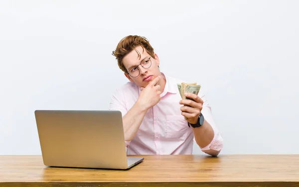 Joven Jefe Rojo Hombre Negocios Trabajando Escritorio Concepto Dinero — Foto de Stock