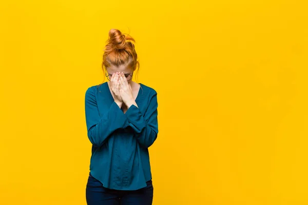 Giovane Donna Con Testa Rossa Che Sente Triste Frustrata Nervosa — Foto Stock