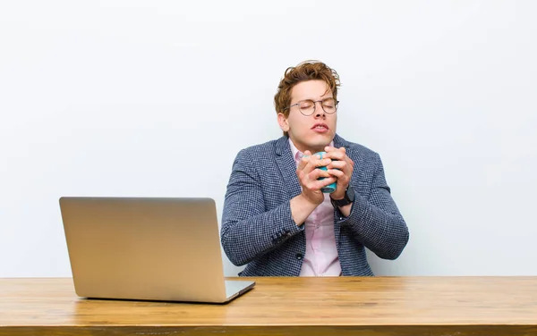 Joven Hombre Negocios Cabeza Roja Trabajando Escritorio Con Una Taza — Foto de Stock