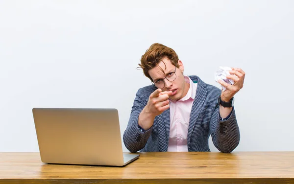 Joven Hombre Negocios Cabeza Roja Trabajando Escritorio — Foto de Stock