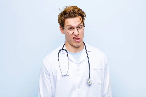 Junger Roter Chefarzt Der Sich Verwirrt Und Verwirrt Fühlt Mit — Stockfoto