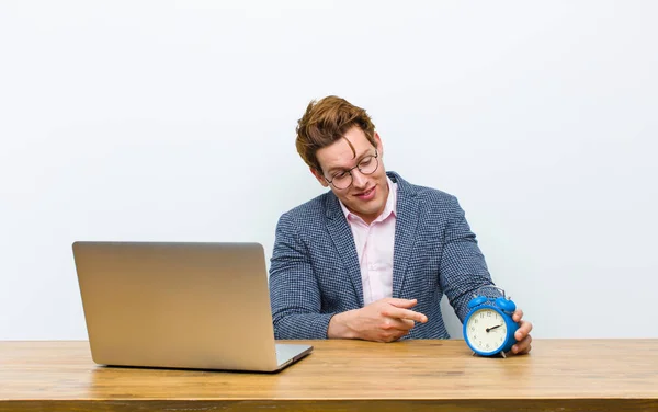 Jonge Roodharige Zakenman Werkt Zijn Bureau Met Een Klok Tijdsconcept — Stockfoto