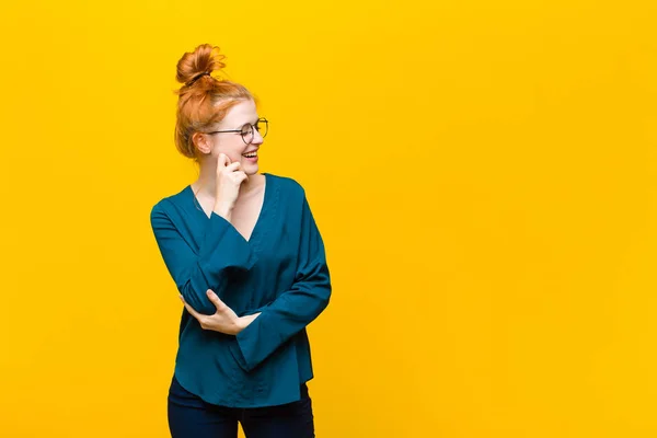 Jovem Mulher Cabeça Vermelha Sorrindo Com Uma Expressão Feliz Confiante — Fotografia de Stock