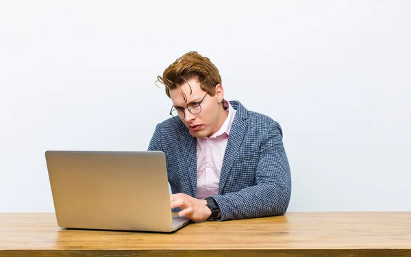 Jovem Empresário Cabeça Vermelha Trabalhando Sua Mesa Com Laptop — Fotografia de Stock