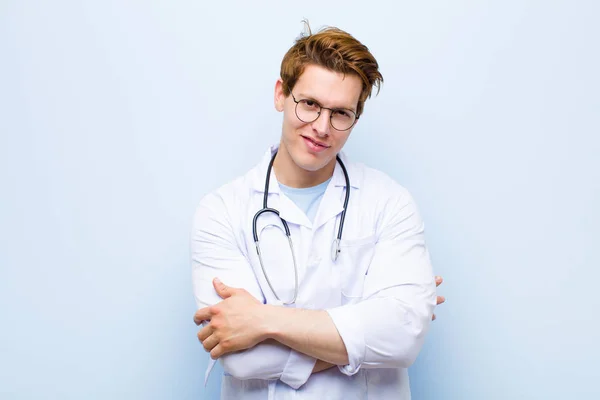 Jovem Médico Cabeça Vermelha Sorrindo Curtindo Vida Sentindo Feliz Amigável — Fotografia de Stock