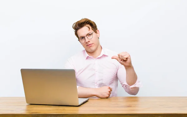 Junger Geschäftsmann Mit Rotem Kopf Arbeitet Seinem Schreibtisch — Stockfoto