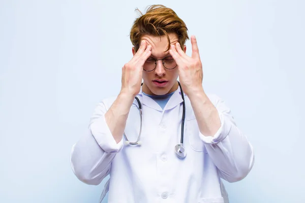 Mladý Červený Hlava Lékař Vypadá Vystresovaný Frustrovaný Pracuje Pod Tlakem — Stock fotografie