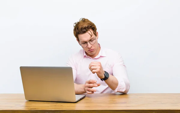 Joven Hombre Negocios Cabeza Roja Que Trabaja Escritorio Con Reloj — Foto de Stock