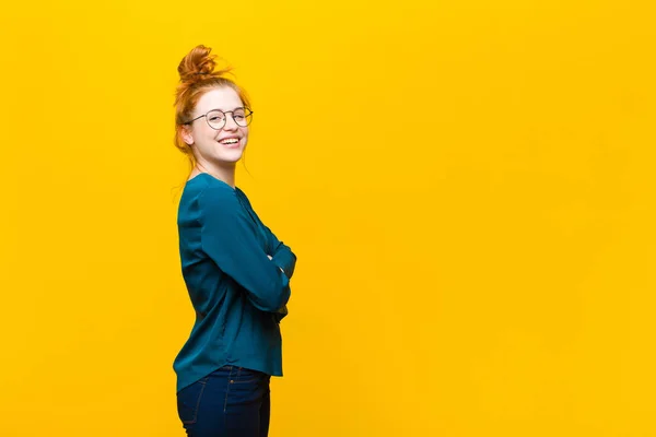 Fiatal Vörös Hajú Mosolyog Kamera Keresztbe Karok Egy Boldog Magabiztos — Stock Fotó