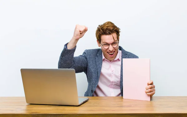 Junger Geschäftsmann Mit Rotem Kopf Arbeitet Seinem Schreibtisch Mit Einem — Stockfoto