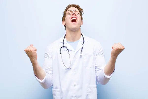 Jovem Médico Cabeça Vermelha Olhando Extremamente Feliz Surpreso Celebrando Sucesso — Fotografia de Stock