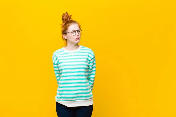 Giovane Donna Testa Rossa Guardando Perplesso Confuso Chiedendo Cercando Risolvere — Foto Stock