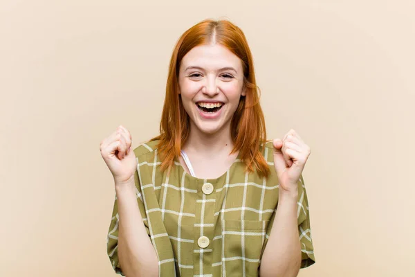 Fiatal Vörös Hajú Csinos Érzés Megdöbbent Izgatott Boldog Nevetés Ünneplő — Stock Fotó