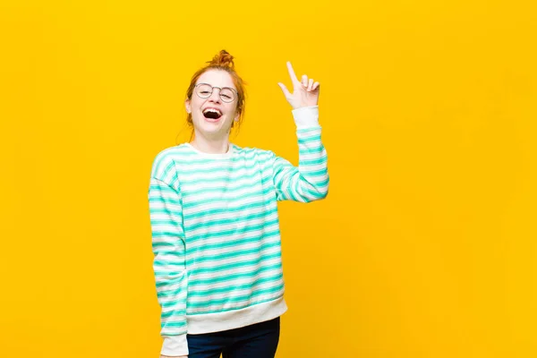 Jonge Rode Hoofd Vrouw Voelen Zich Als Een Gelukkig Opgewonden — Stockfoto