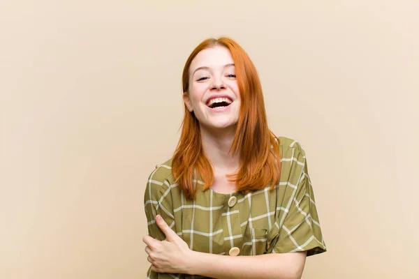 Genç Kızıl Saçlı Güzel Kadın Utangaç Neşeli Bir Şekilde Gülüyor — Stok fotoğraf