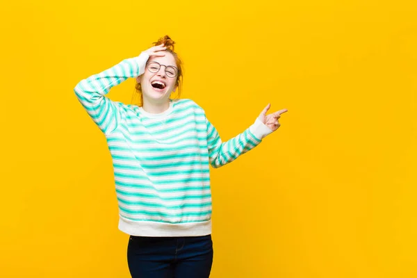 Jong Rood Hoofd Vrouw Lachen Kijken Blij Positief Verrast Realiseert — Stockfoto