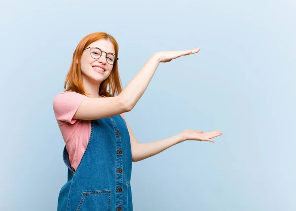 Genç Kızıl Saçlı Güzel Kadın Gülümsüyor Mutlu Pozitif Tatmin Olmuş — Stok fotoğraf