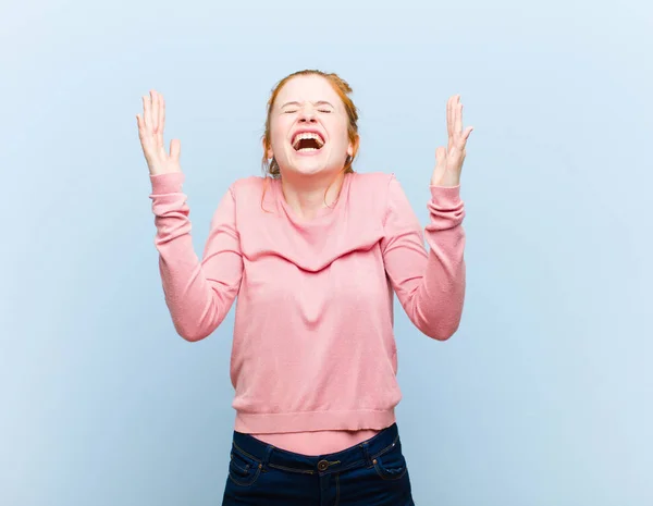 Młoda Ruda Głowa Ładna Kobieta Wściekle Krzyczy Czując Się Zestresowany — Zdjęcie stockowe