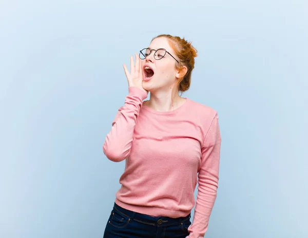 Junge Rote Kopf Hübsche Frau Schreit Laut Und Wütend Platz — Stockfoto