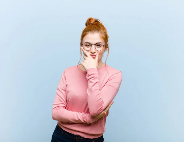 Giovane Rossa Bella Donna Testa Sembra Serio Premuroso Diffidente Con — Foto Stock