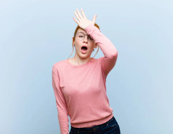 Jong Rood Hoofd Mooi Vrouw Het Verhogen Van Palm Naar — Stockfoto